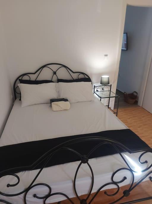 Houlia Home Διαμέρισμα Με Δωρεάν Χώρο Στάθμευσης Steniaí Esterno foto